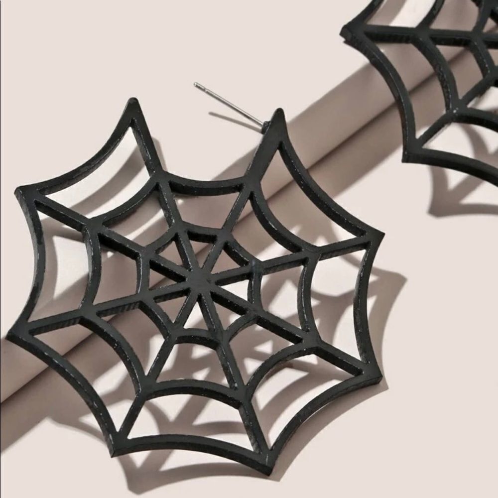 Spider Web Earrings  - Picture 3 of 3